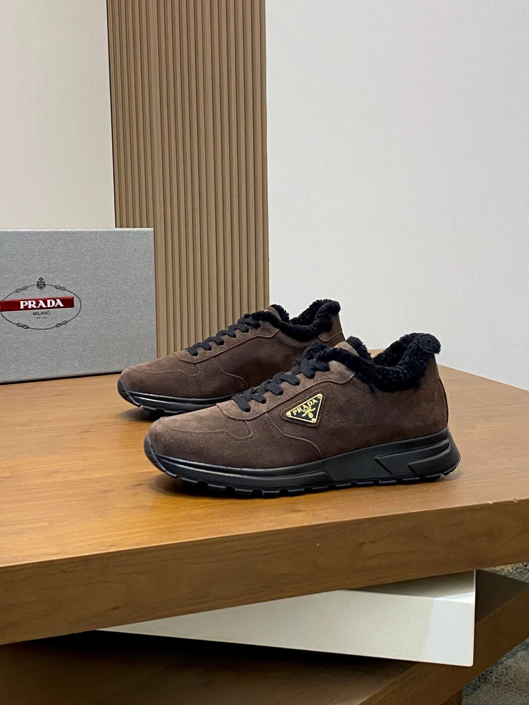 💰780 Prada/Prada Autumn and winter men's leather lace-up sneakers. Top-quality goods produced in Dongguan. Imported Nappa cowhide leather upper with raised layered design. Light and breathable, soft and comfortable. Genuine calfskin leather edging has a distinctive sporty style. The leather tongue is equipped with the classic PRADA letter red rubber label badge to fully display the brand style. The transparent air-cushion midsole is equipped with a lightweight tread rubber outsole. It is light and increased by about 4CM. The inner lining is Excellent foot feel. Comes with original packaging. 38-44 (customized at 45). Size: 39-40-41-42-43-44. Standard leather shoe size.